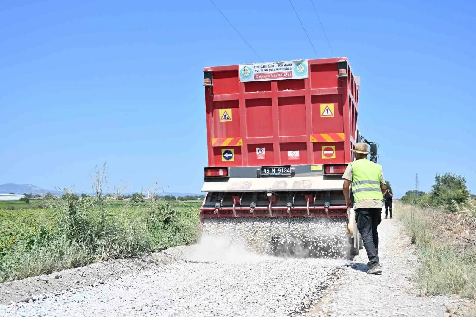 Şehzadeler’de hasat yolu yenilendi: Üreticinin ulaşım engelleri kalktı
