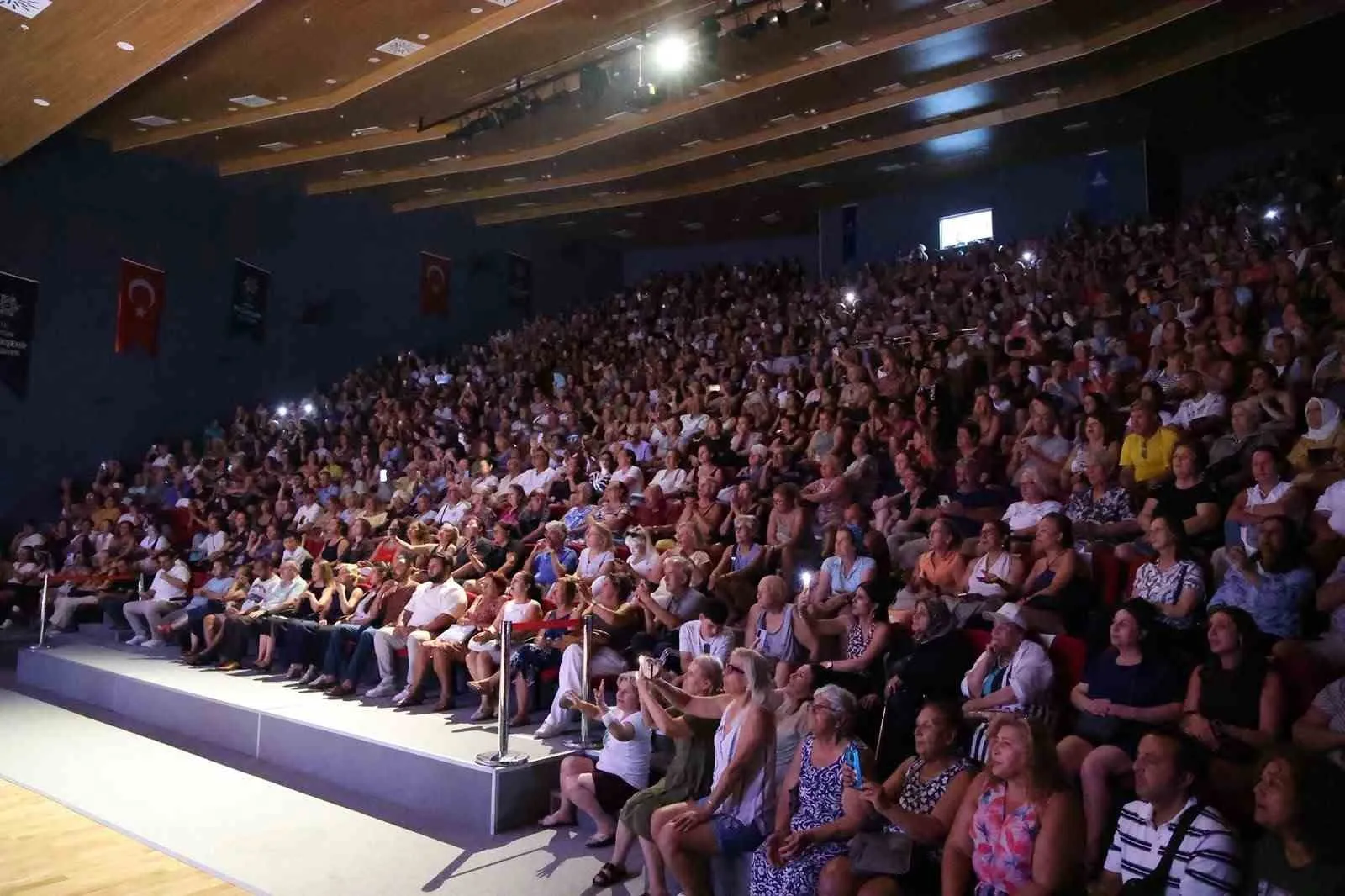 Didim sahnelerinde Ümit Besen fırtınası: Müzik dolu bir gece yaşandı