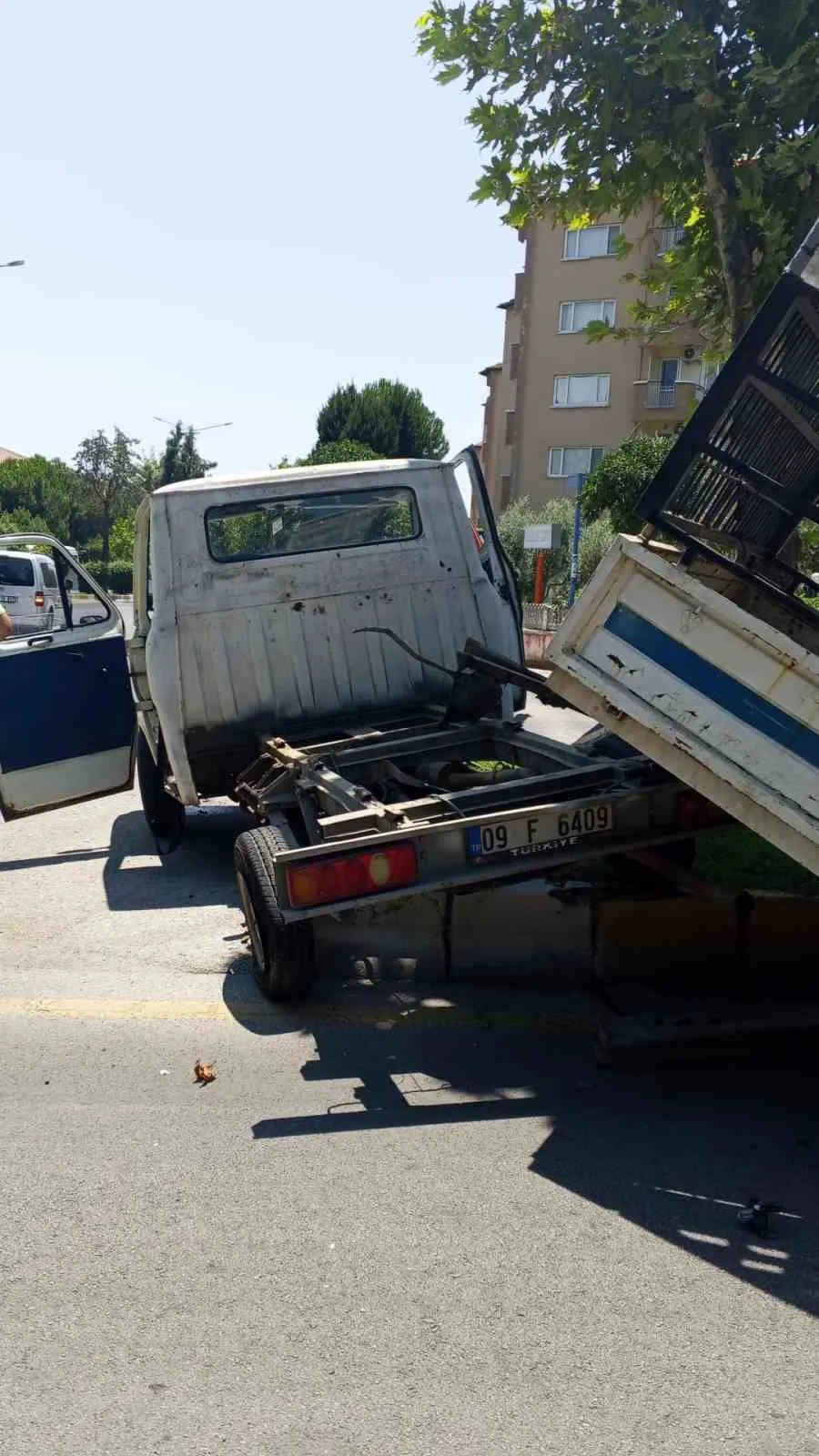 Aydın’da trafik kazası: Kontrolden çıkan araç refüje çıktı