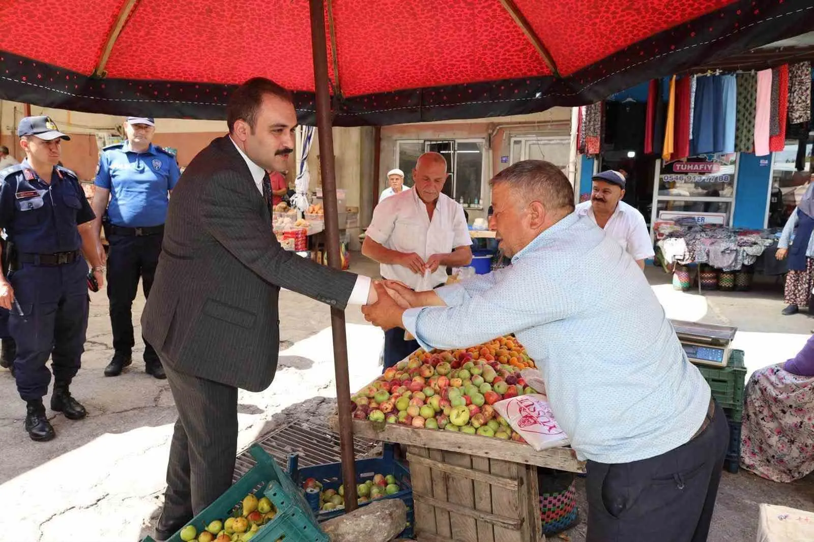 Karacasu halk pazarında samimi diyalog: Kaymakam Battal talepleri yerinde dinledi