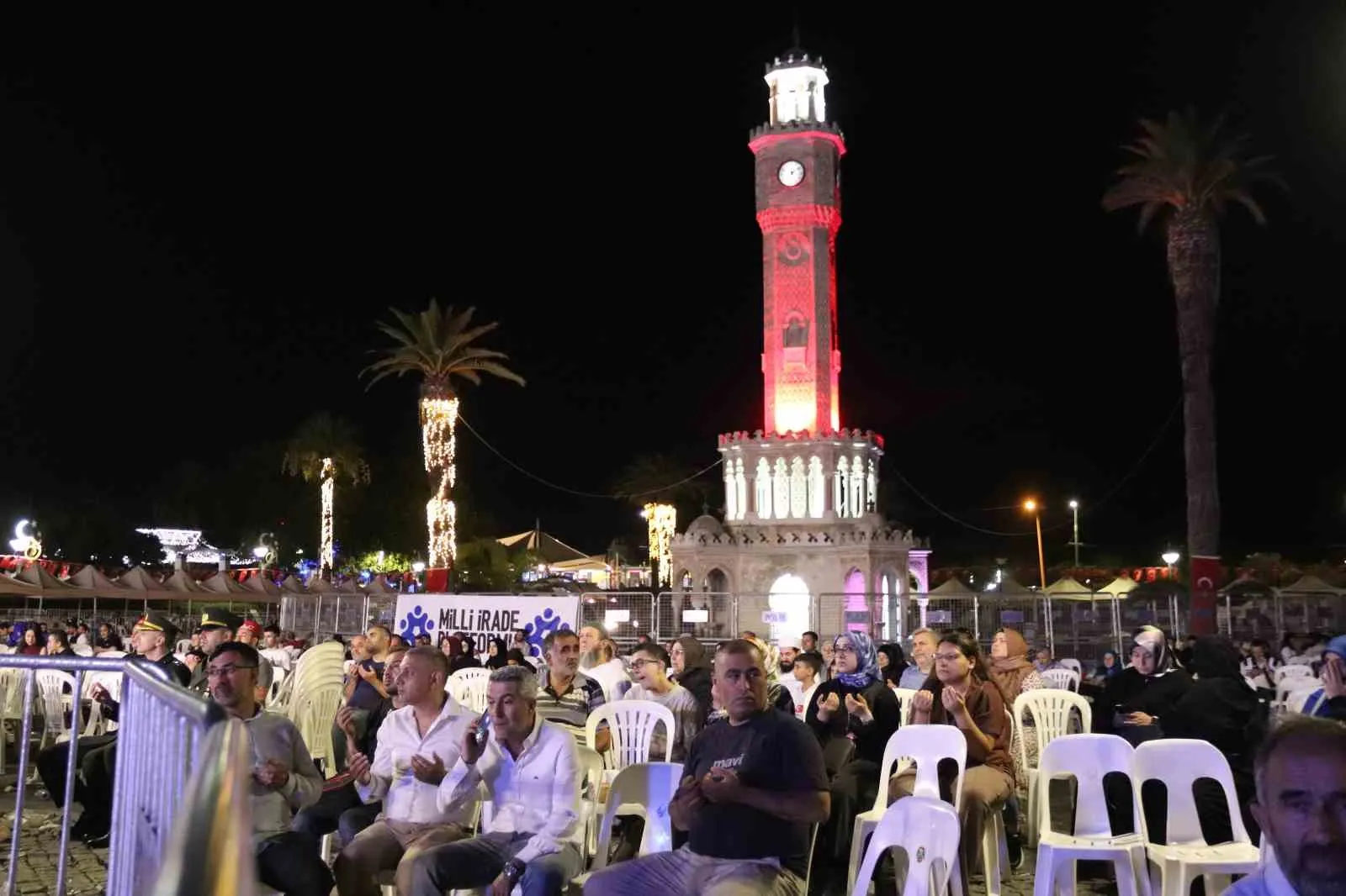 İzmir’de demokrasi nöbeti: Konak Meydanı’nda 15 Temmuz ruhu yaşatıldı