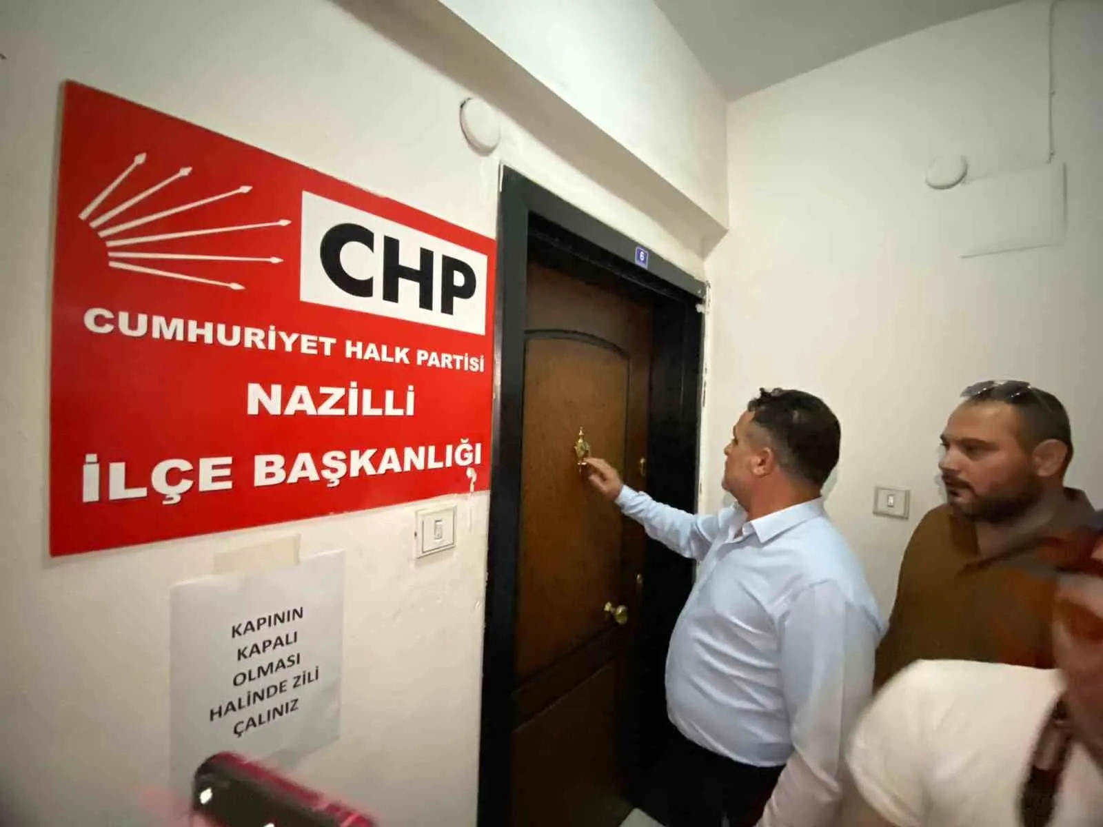 Nazilli CHP’de kilitli kapılar ardında gerilim: Devir teslim töreni kaosa dönüştü