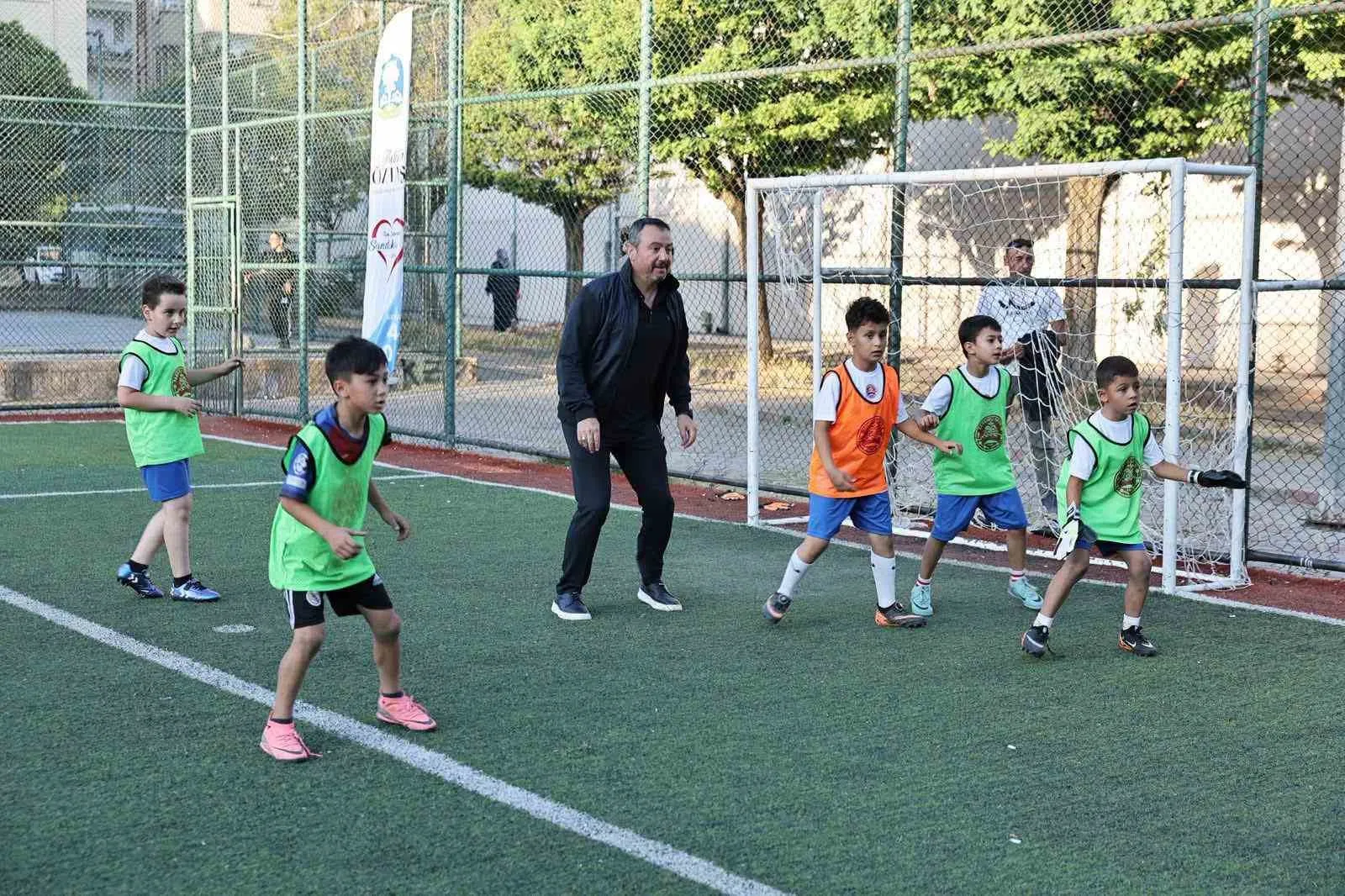 Sandıklı’da mahallelerin rekabeti sahaya taştı: 300 çocuk şampiyonluk için ter döküyor