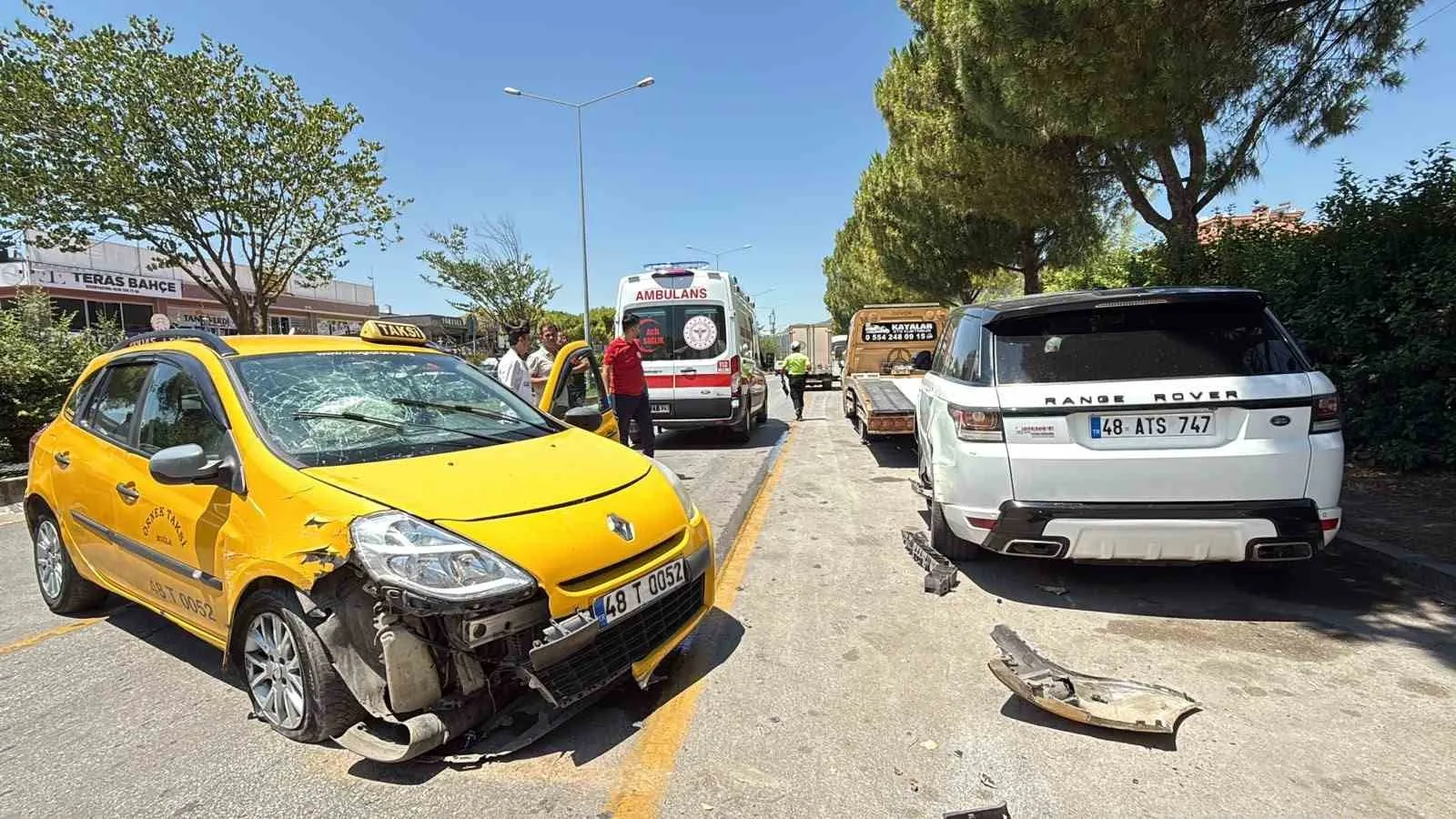 Menteşe'de ortalık savaş alanına döndü: Taksi önce araçlara çarptı sonra durabildi