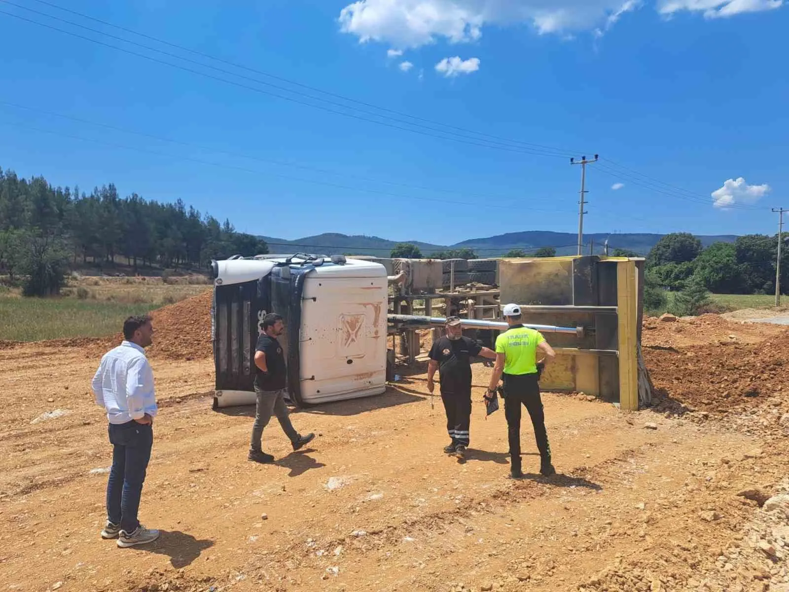 Muğla'daki yol çalışmasında kaza: Yoldan geçen hekim sürücünün imdadına yetişti