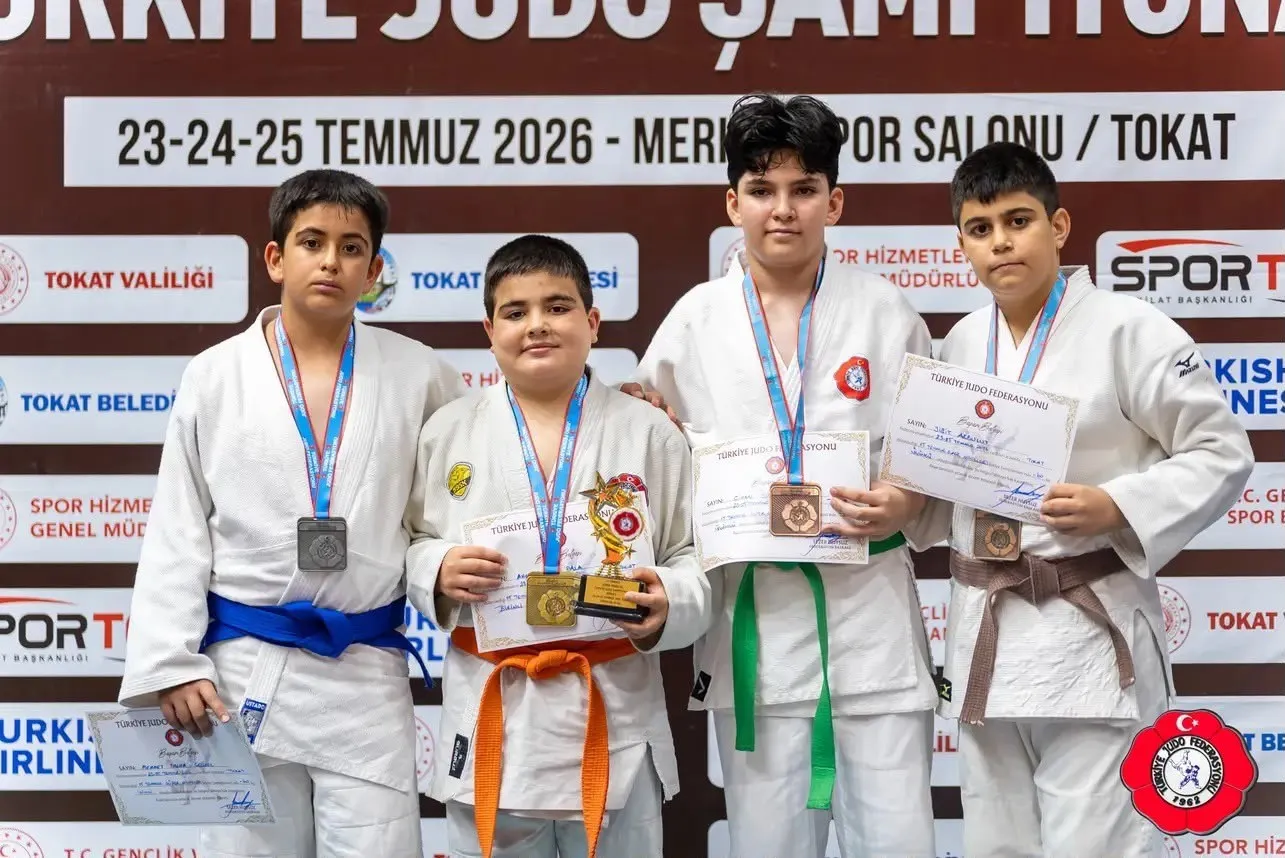 Manisa’nın genç yıldızları kürsüden inmedi: Hem güreşte hem judoda büyük başarı