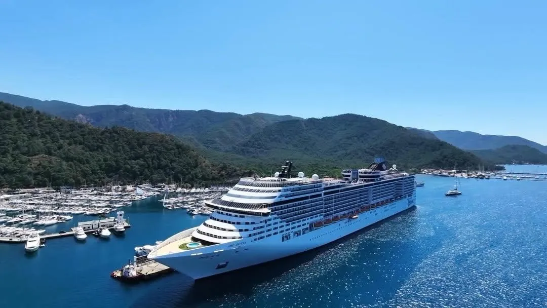 Marmaris limanlarında dev gemi trafiği: Esnafın yüzü kruvaziyer bereketiyle gülüyor