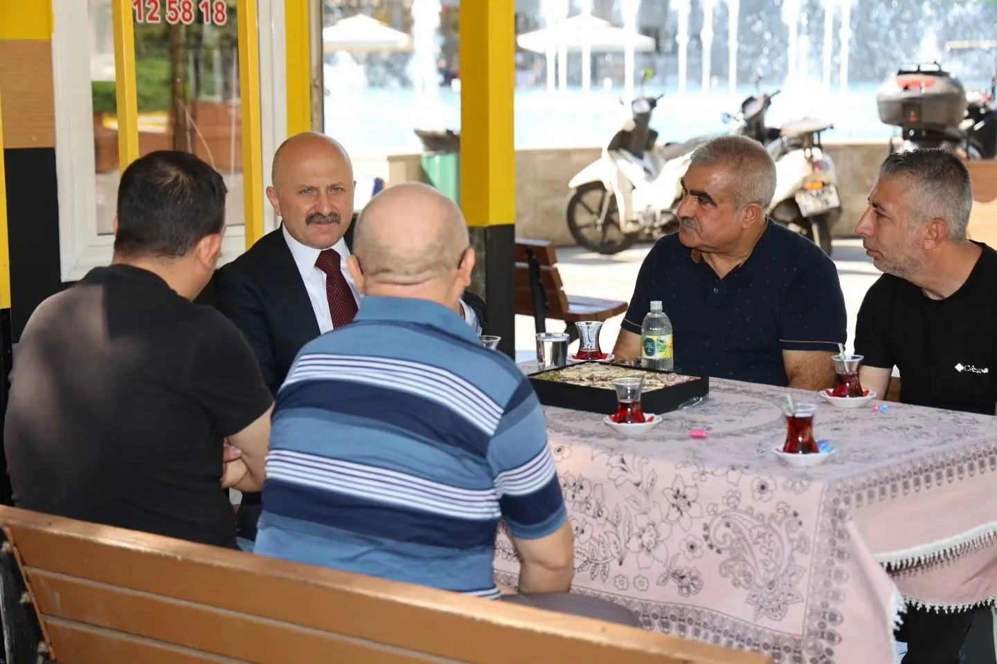 Direksiyon başındaki emekçilere sabah ziyareti: Vali Varol’dan ulaşım esnafına moral desteği