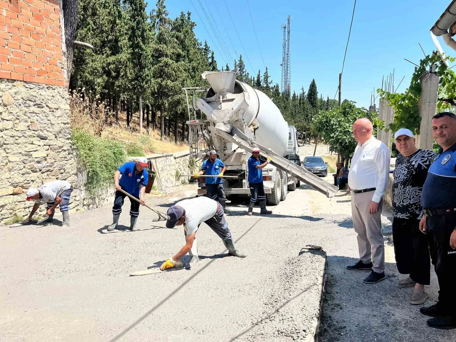 Babadağ’da yol seferberliği: Başkan Kumral sahadaki çalışmaları denetledi