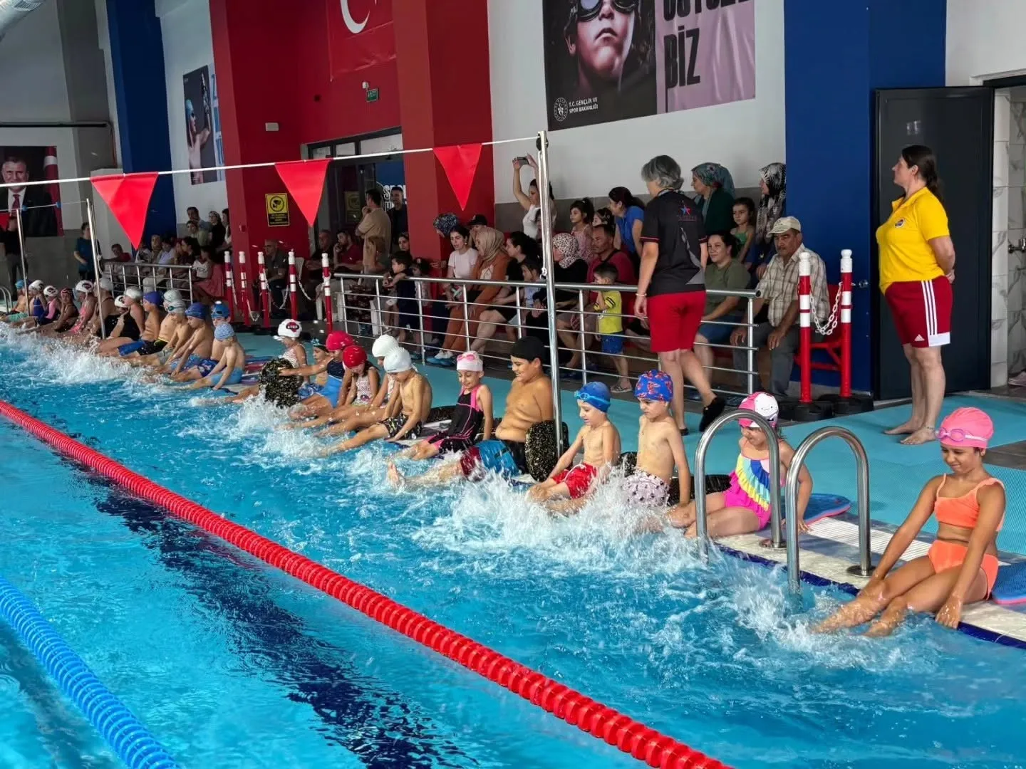 Germencik’te suyun üzerinde özgüven dolu adımlar: Minikler sertifikalarını aldı
