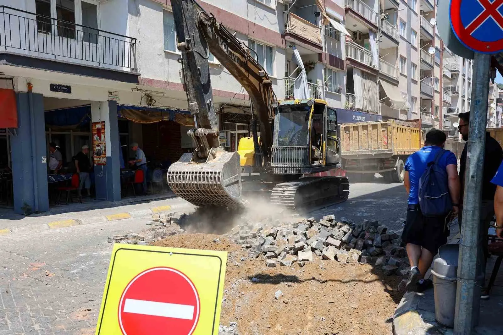 Efeler’in sokaklarında asfalt mesaisi: Eski yollar tarih oluyor