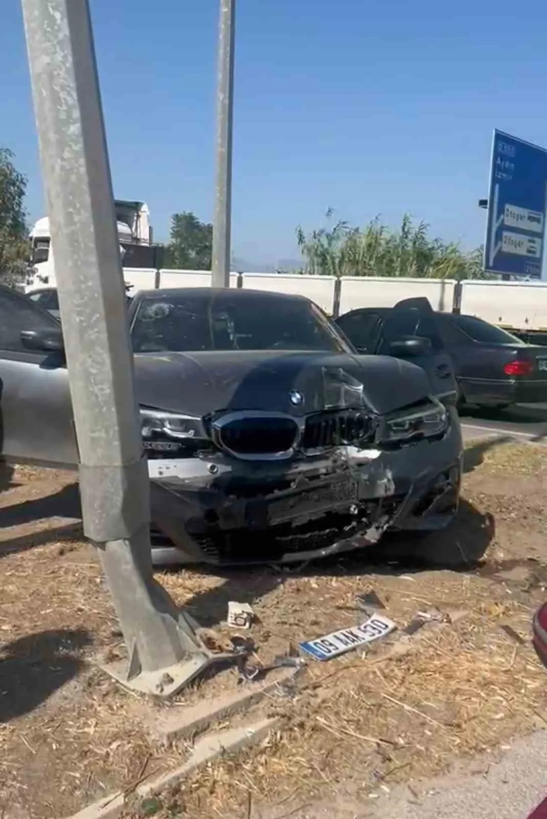 Aydın’da direksiyon hakimiyeti kabusa dönüştü: Aydınlatma direği otomobili durdurabildi