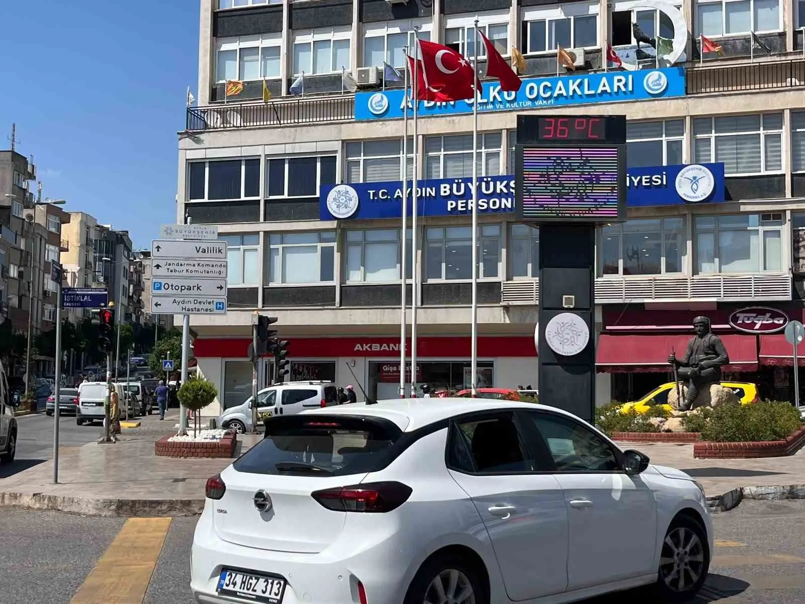 Efeler’de güneşin hükmü: Termometreler 36 dereceyi görünce hayat yavaşladı