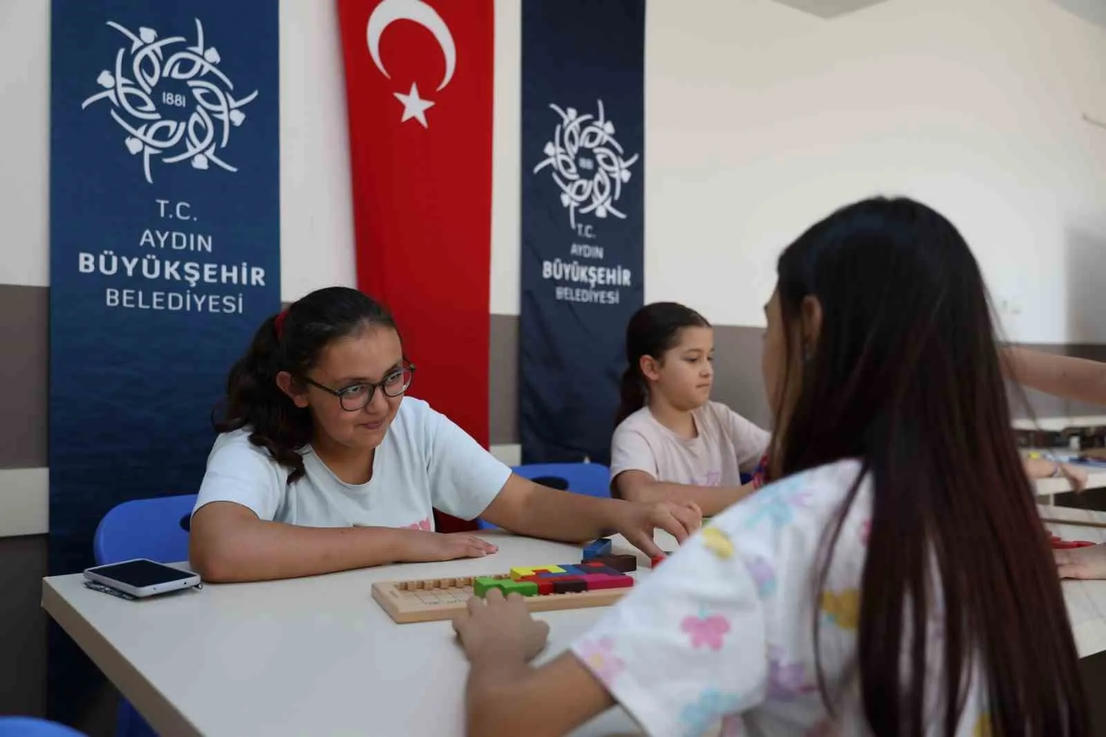 Aydınlı çocuklar yaz tatilinde zihinlerini keskinleştiriyor: Strateji oyunları sahnede