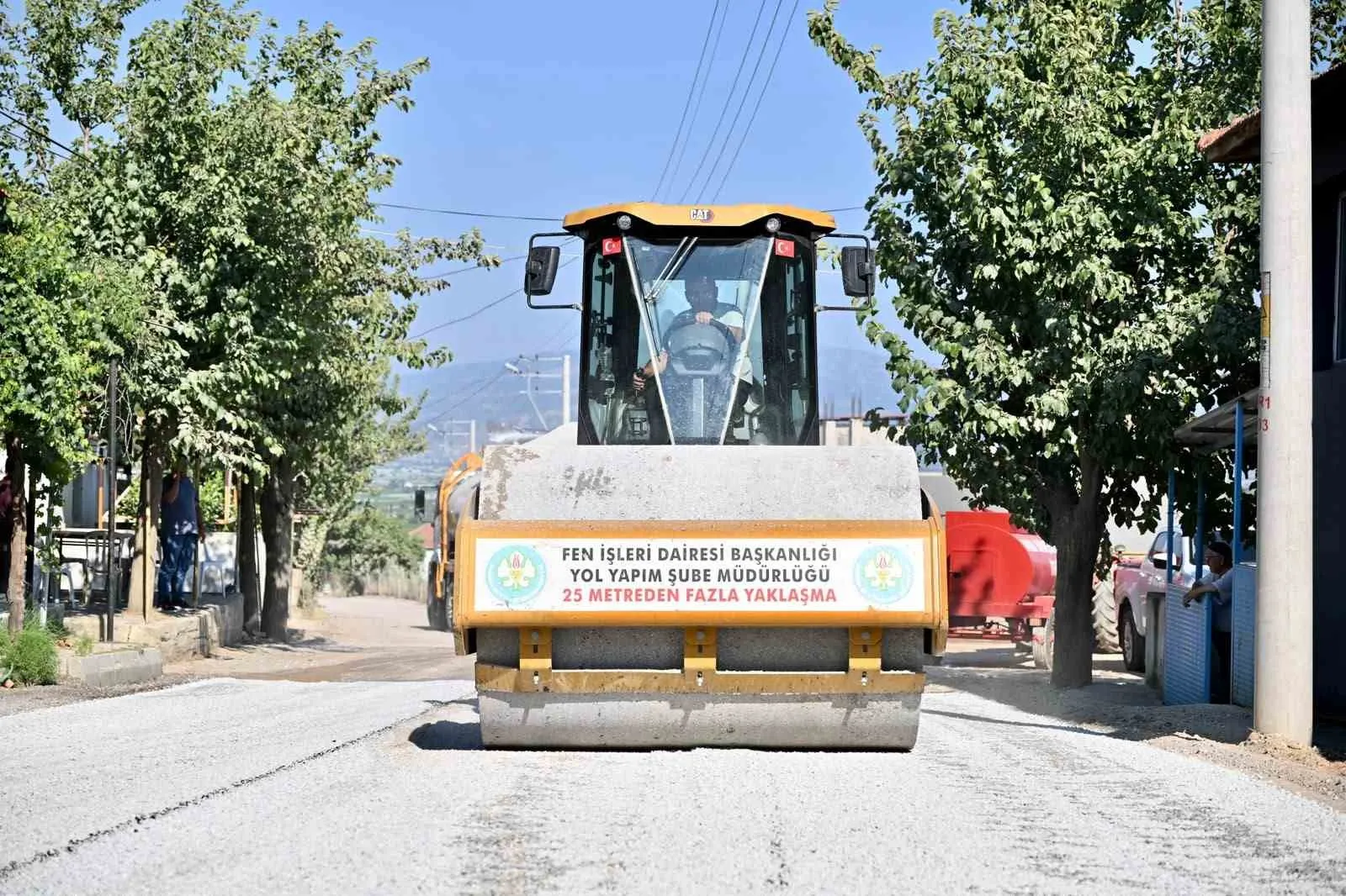 Alaşehir’in üç mahallesinde yol sorunu tarih oldu: Çiftçinin ulaşım engeli kalktı