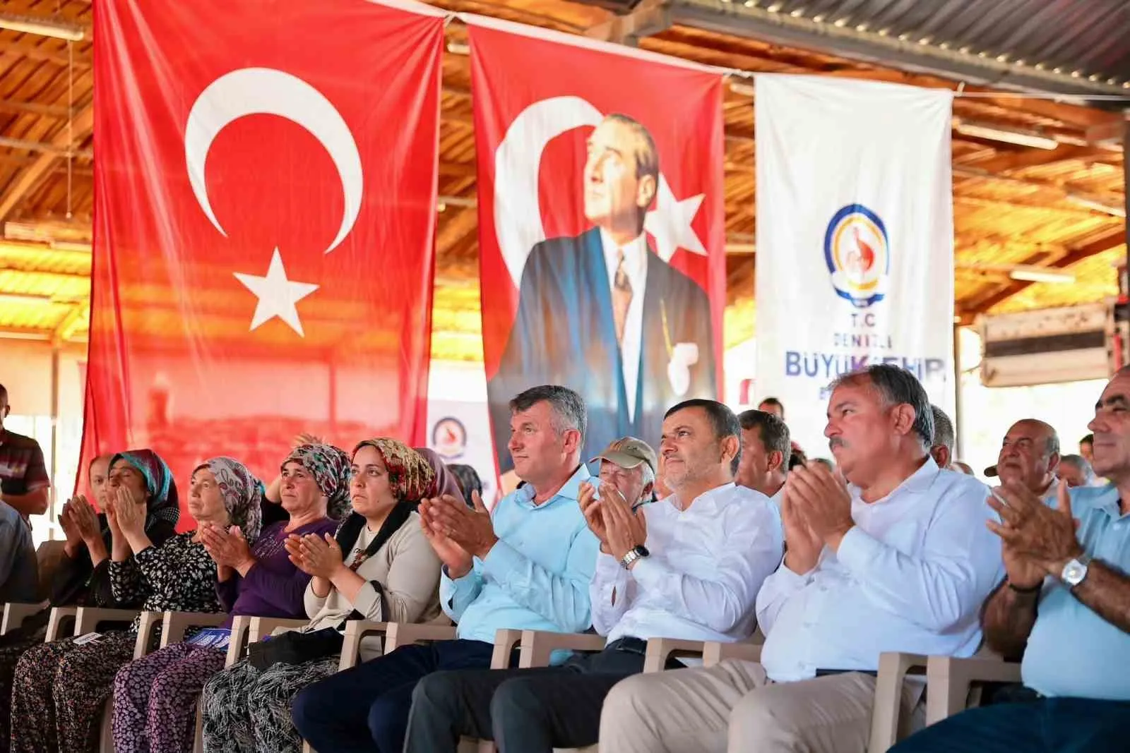 Beyağaçlı besicinin yüzü güldü: Binlerce çuval yem desteği dağıtıldı
