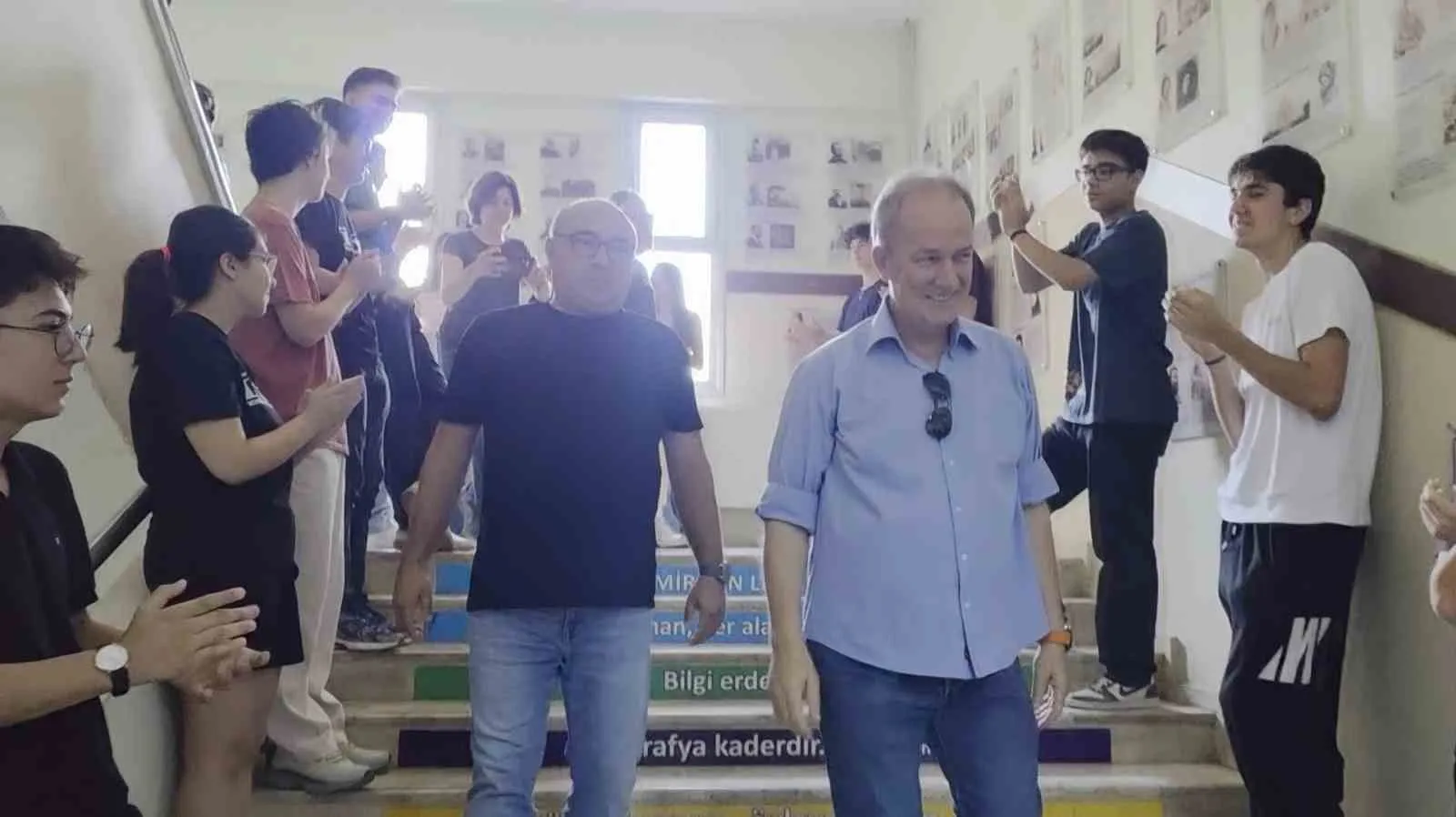 Tebeşir tozuna veda ederken gözyaşlarını tutamadı: 34 yıllık emeğin finali İzmir'de yapıldı