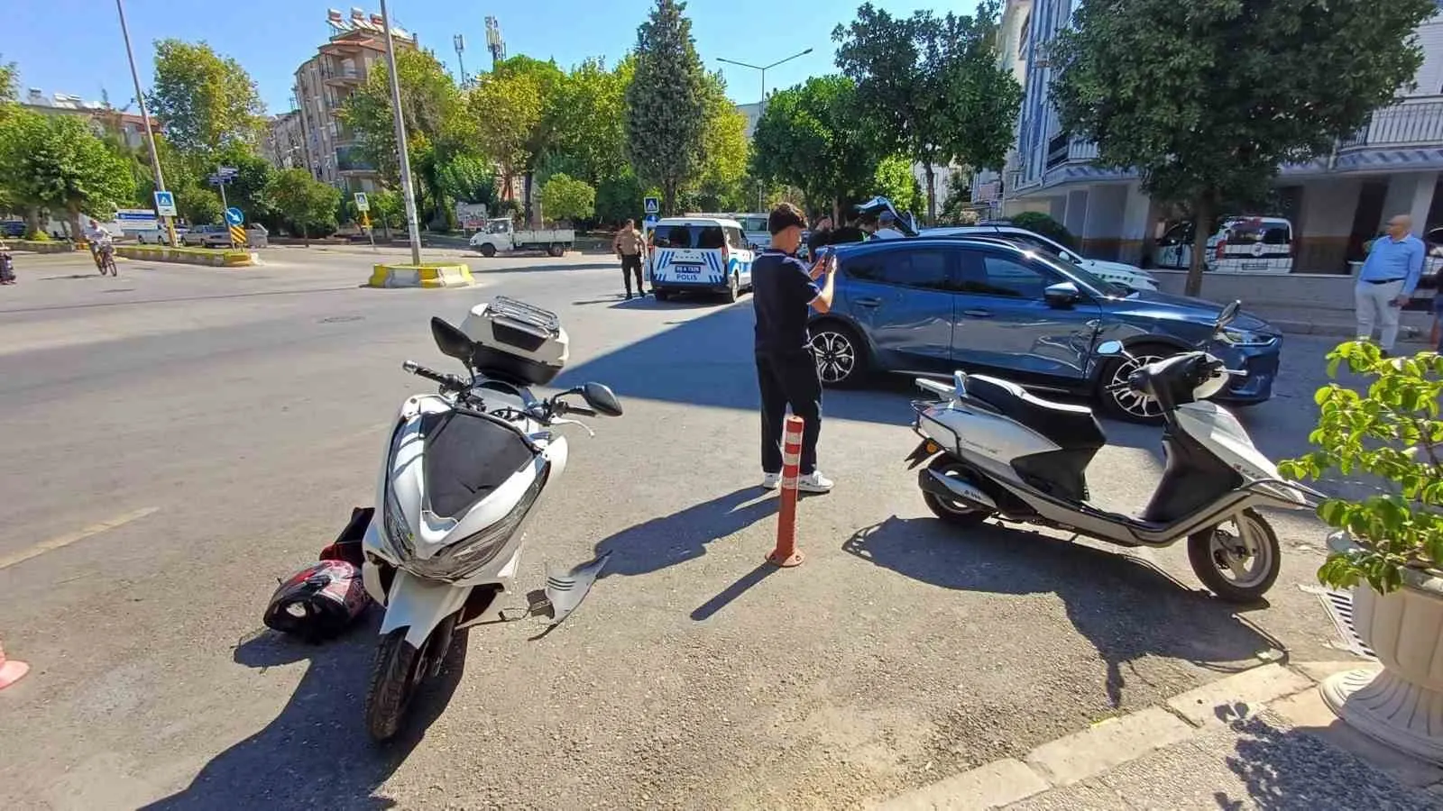 Efeler’de yürekleri ağza getiren kaza: Kavşakta savrulan yolcu hastanelik oldu
