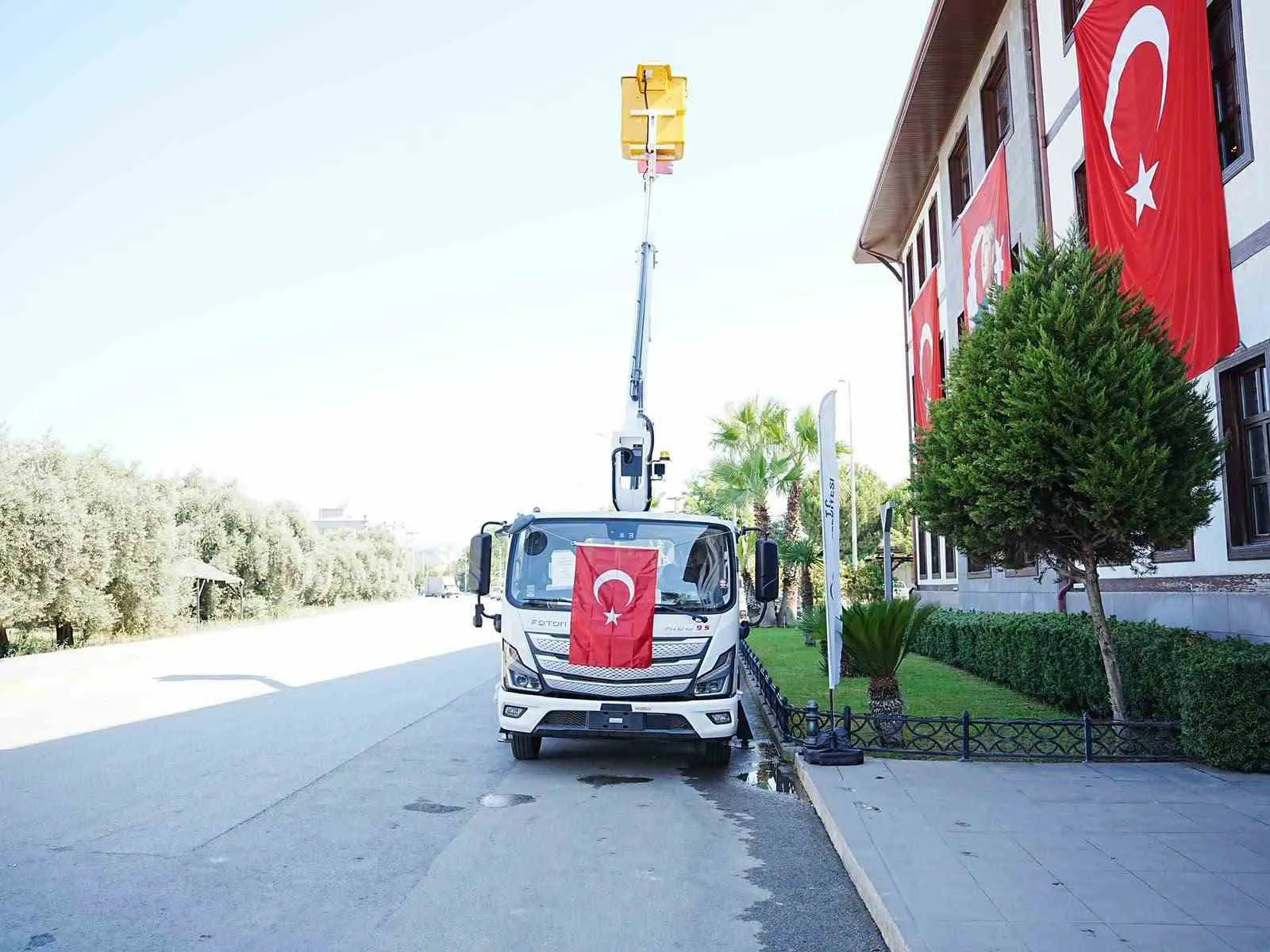 Germencik’te belediye hizmetlerinde vites yükseldi: Filoya yeni destek