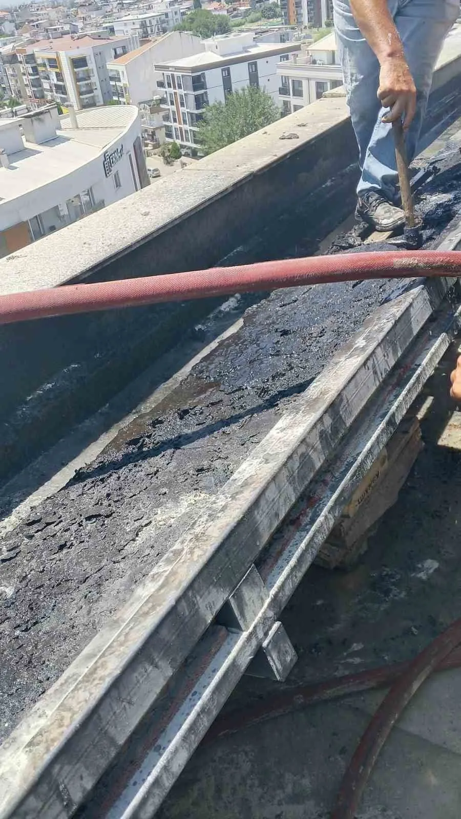 Çatıdaki tadilat kabusa dönüştü: Bir kişi dumandan etkilendi