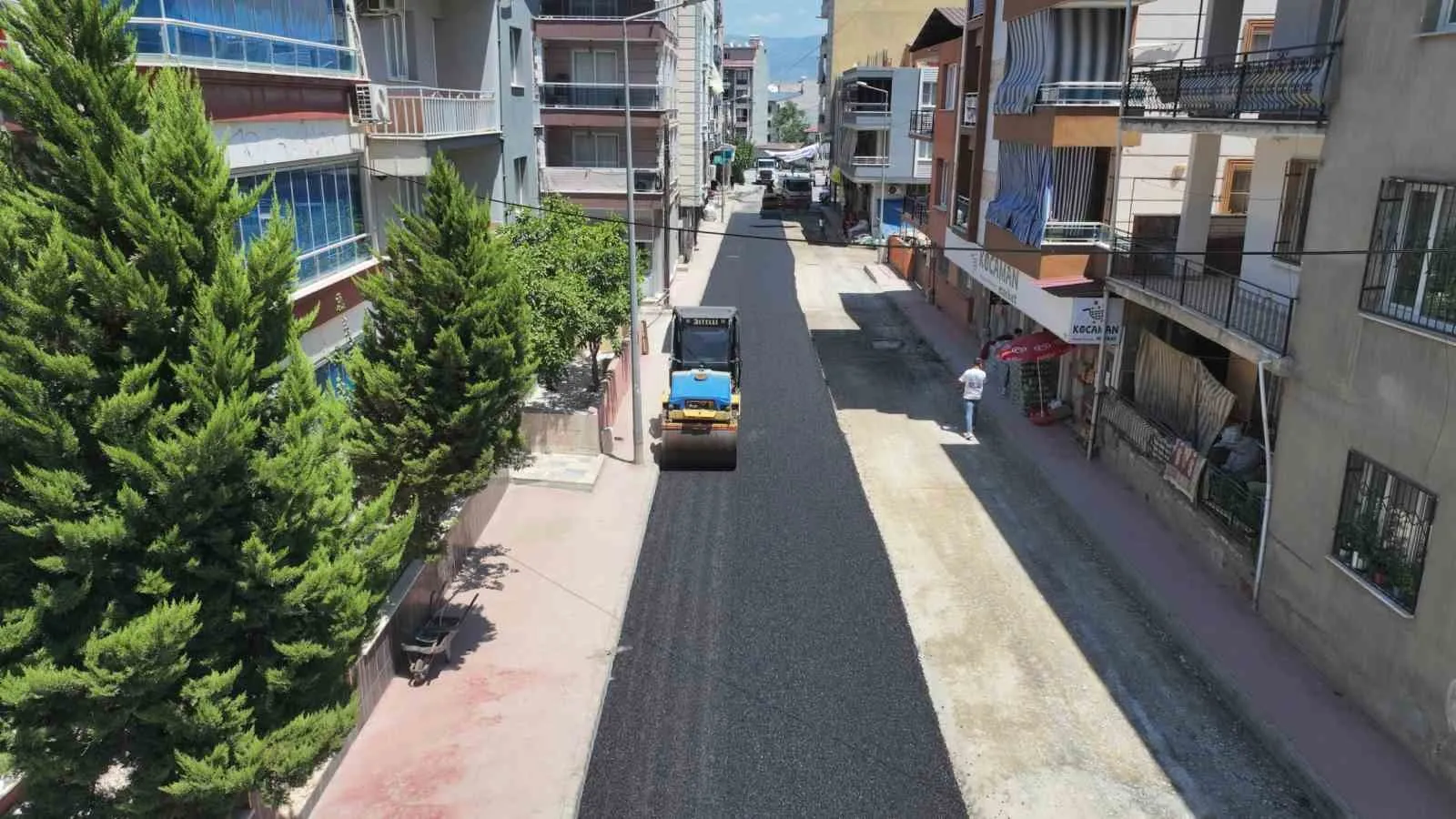 Alaşehir’de asfalt mesaisi: Fatih Caddesi yeni yüzüne kavuşuyor