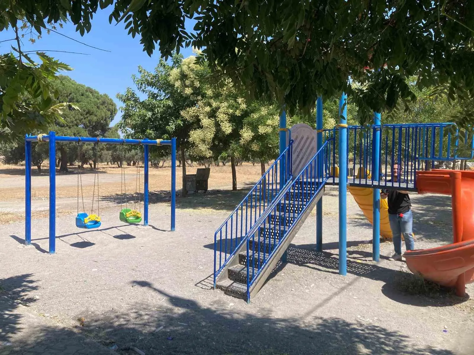 Yunusemre’de parklar yaza hazır: Minikler için güvenli oyun mesaisi