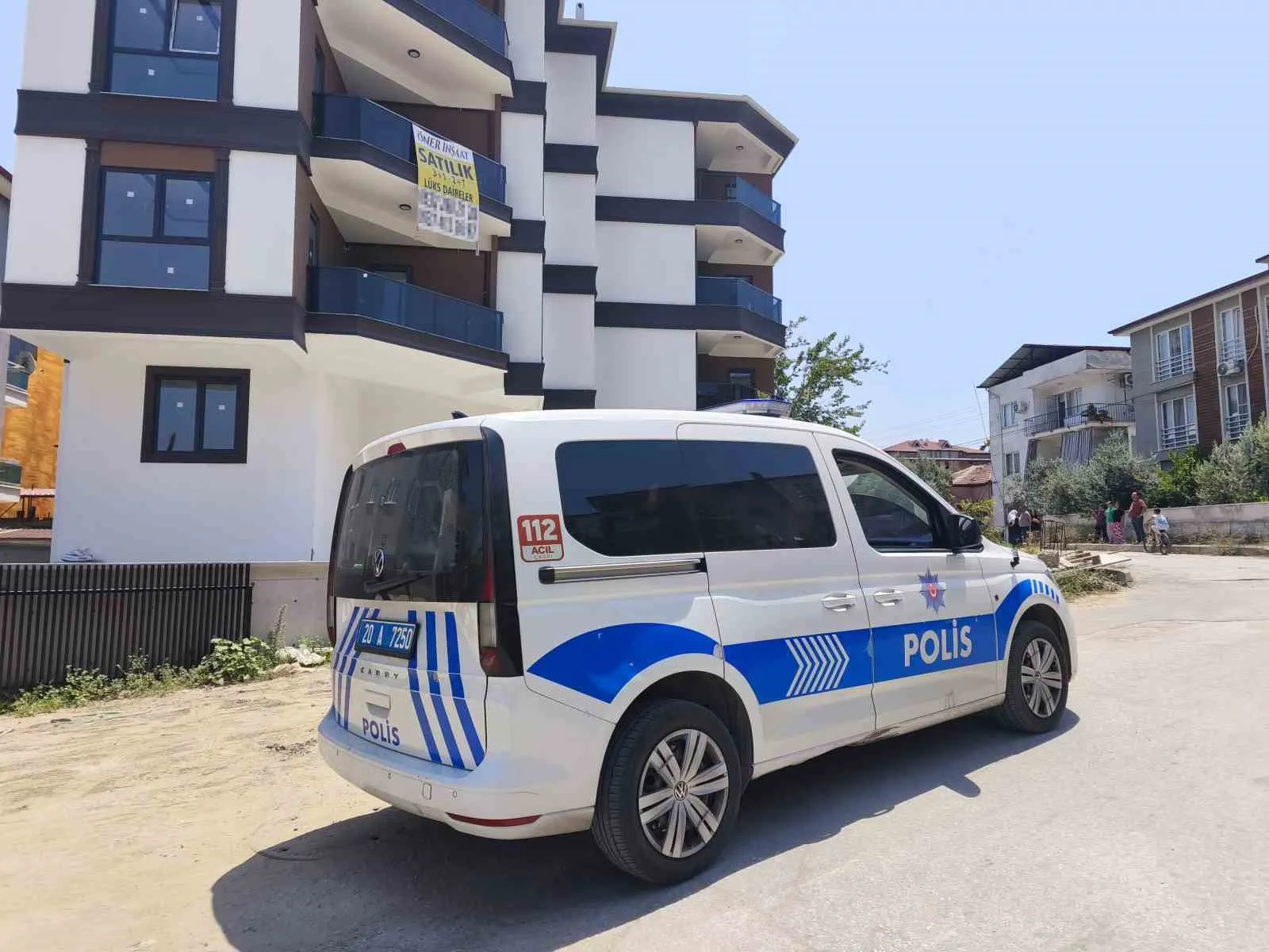 İnşaat alanında korku dolu anlar: Dördüncü kattan düşen çocuk hayata tutundu