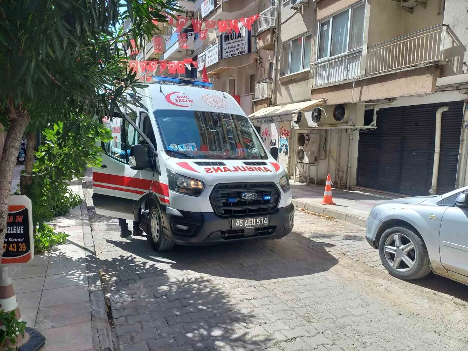 Manisa CHP’de tansiyon yükseldi: İl binasındaki kavgada bir kişi yaralandı