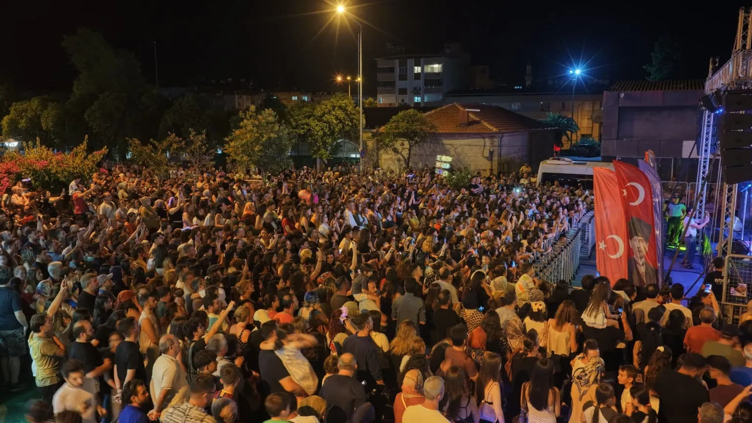 Nazilli’de müzik şöleni: Zakkum hayranlarıyla buluştu
