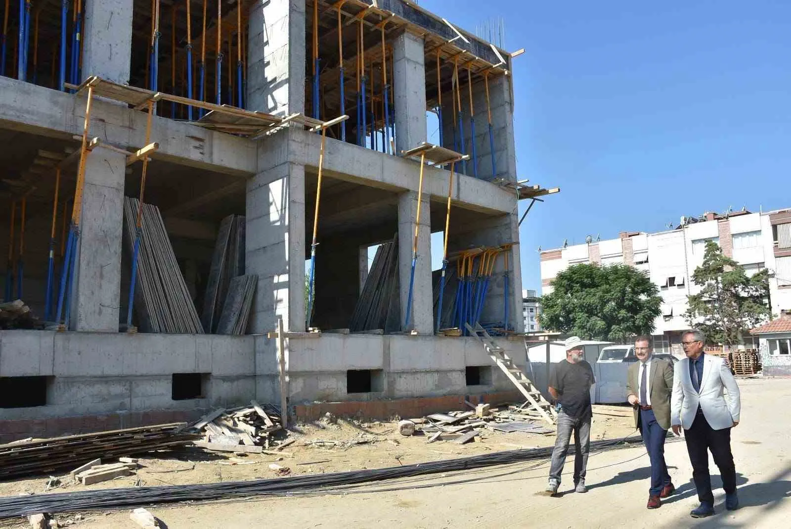 Salihli’de sınıflar yenileniyor: Geleceğin okulları hızla yükseliyor