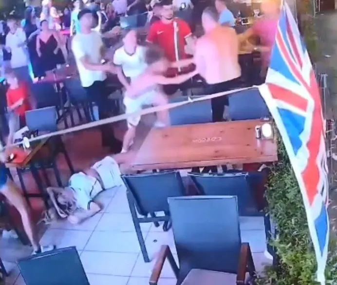 Marmaris’te tatil kabusa döndü: Restoranda ailesini darp eden turiste çevredekiler geçit vermedi