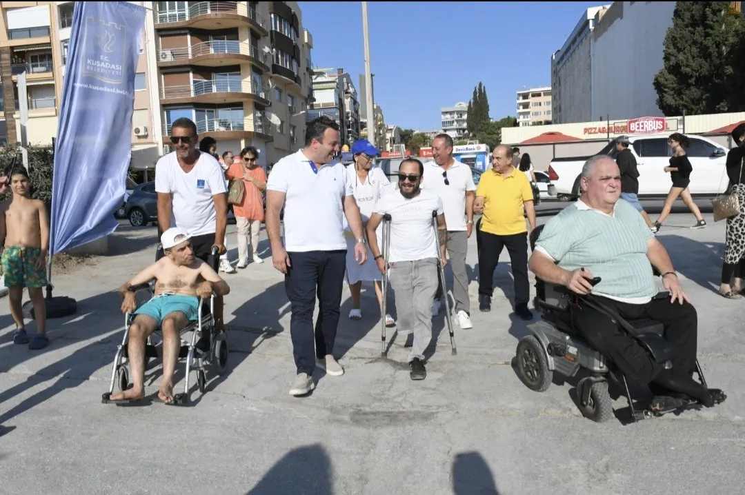 Kuşadası sahillerinde engel tanımayan mutluluk: Deniz artık herkes için özgür