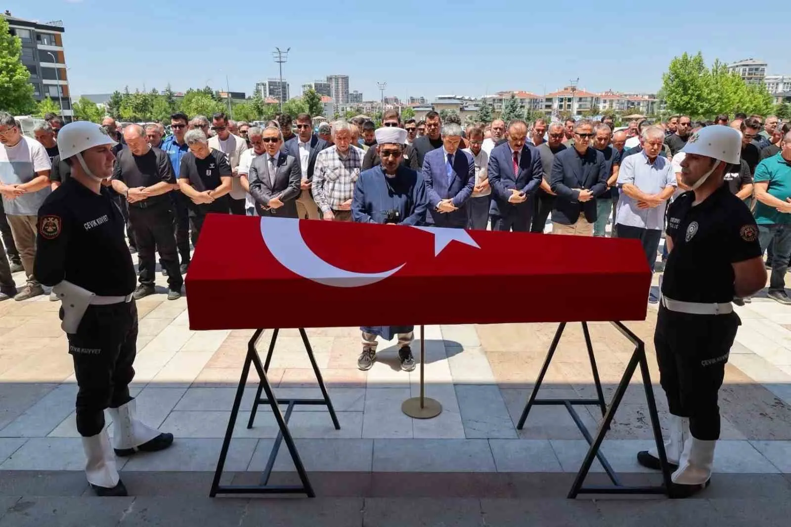 Objektifinden dökülen huzun: Sanatçı ruhlu polis memuru son yolculuğuna uğurlandı