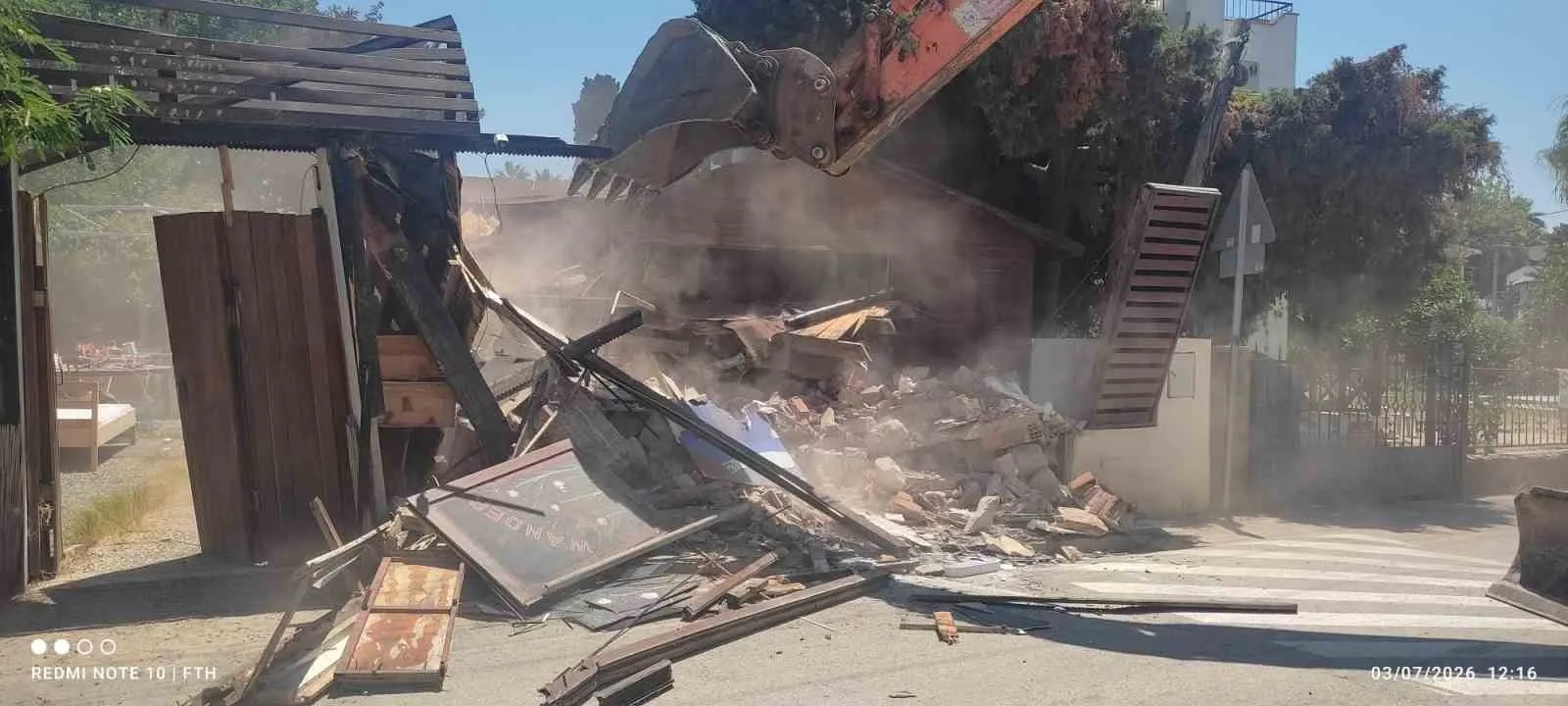 Bodrum'da kıyı şeridini işgal eden engeller tek tek kaldırılıyor