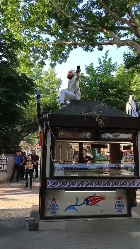 Sevgi Yolu'nda büfe krizi: Çatıya zincirli protesto sonrası tahliye operasyonu