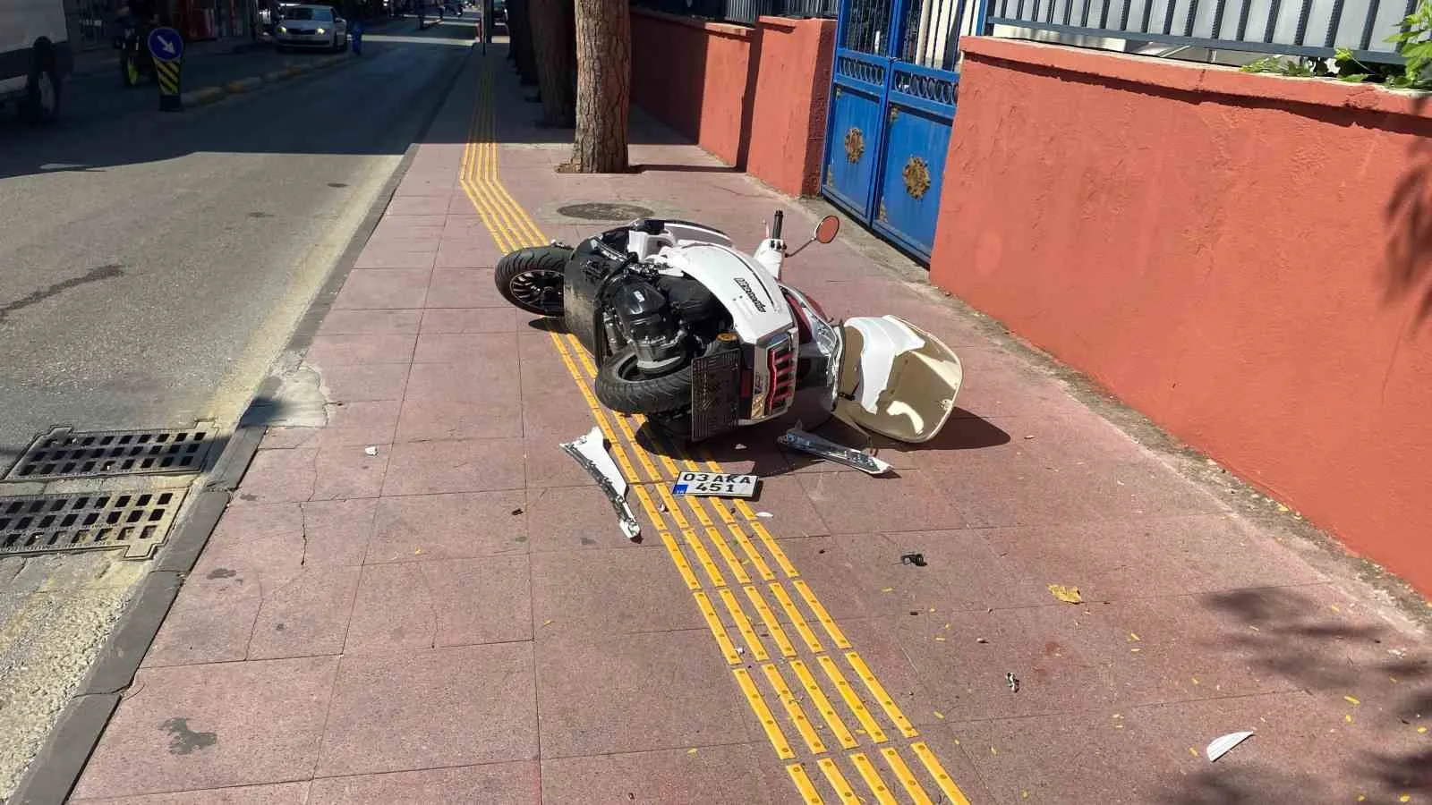 Efeler’de korkutan kaza: Otoparka giren otomobil motosikletle çarpıştı