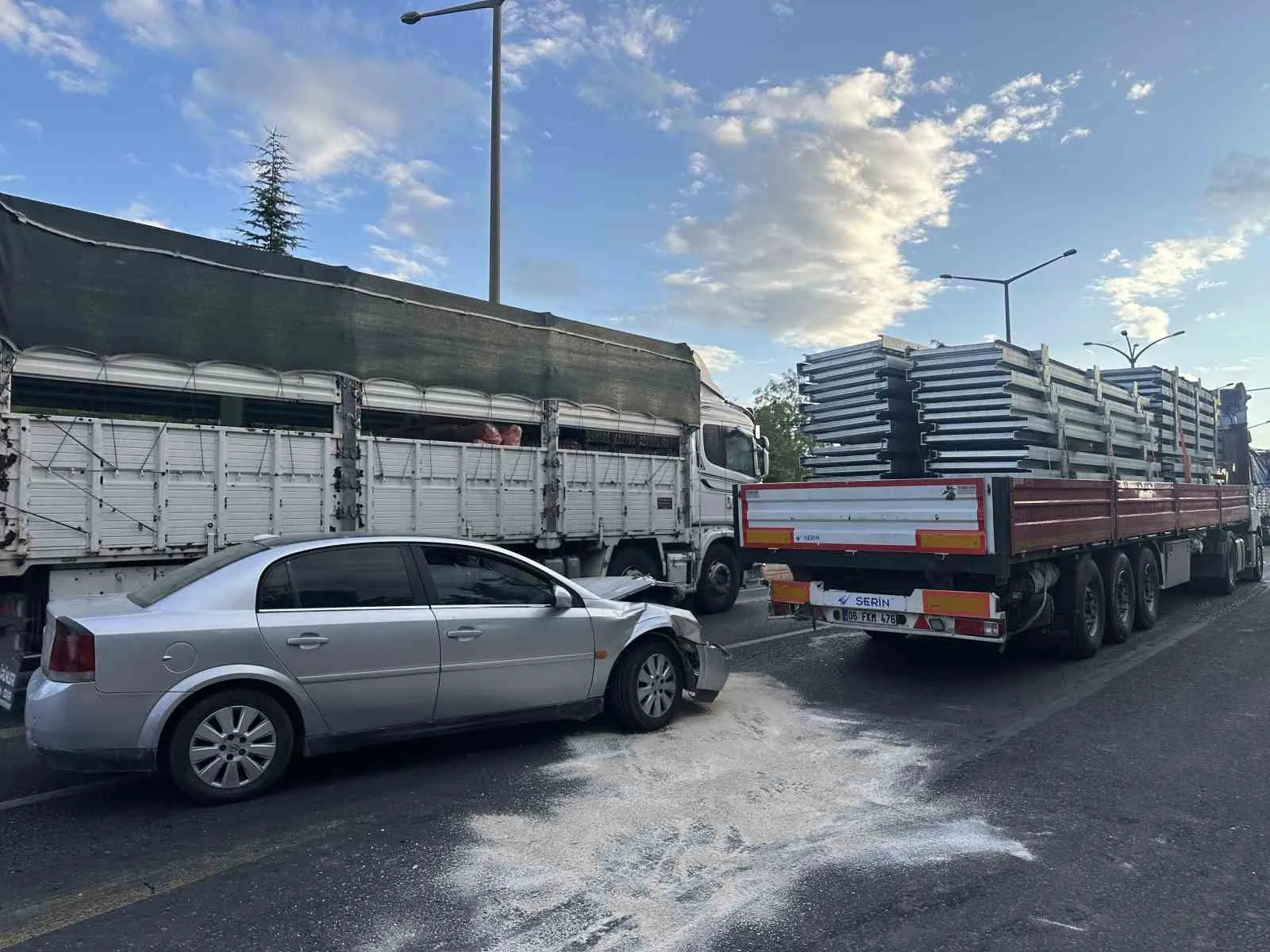 Uşak’ta korkutan trafik kazası: Aynı aileden 4 kişi hastanelik oldu
