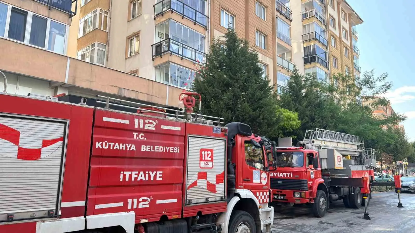Kütahya'da korkutan doğa olayı: Yıldırım isabet eden binada alevler yükseldi