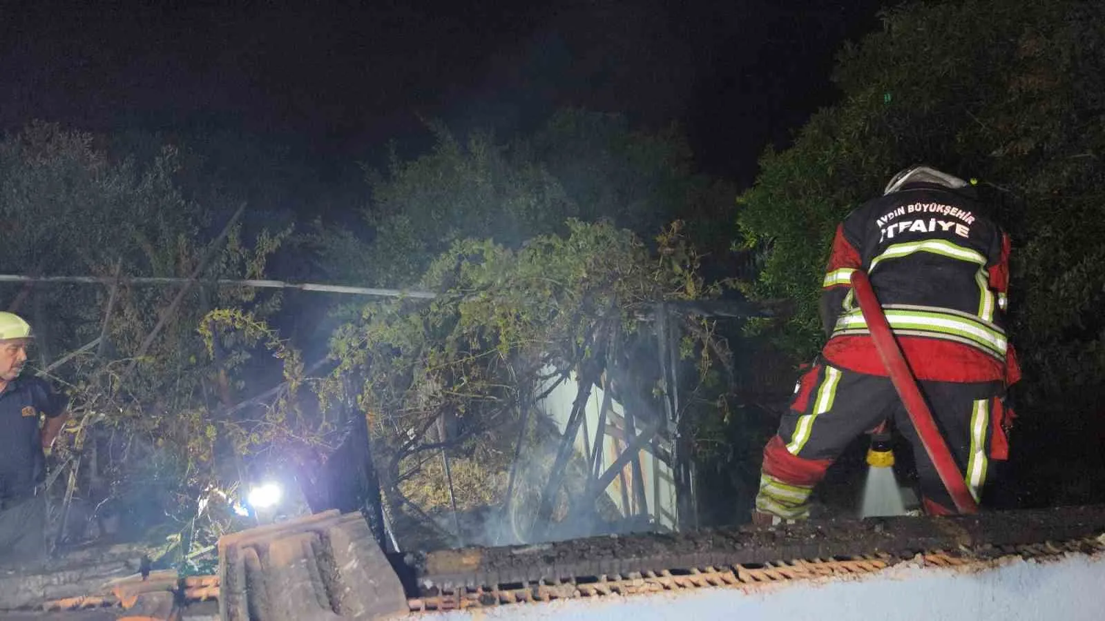 Nazilli'de alevler bahçeden eve sıçradı: İtfaiye ekipleri faciayı önledi