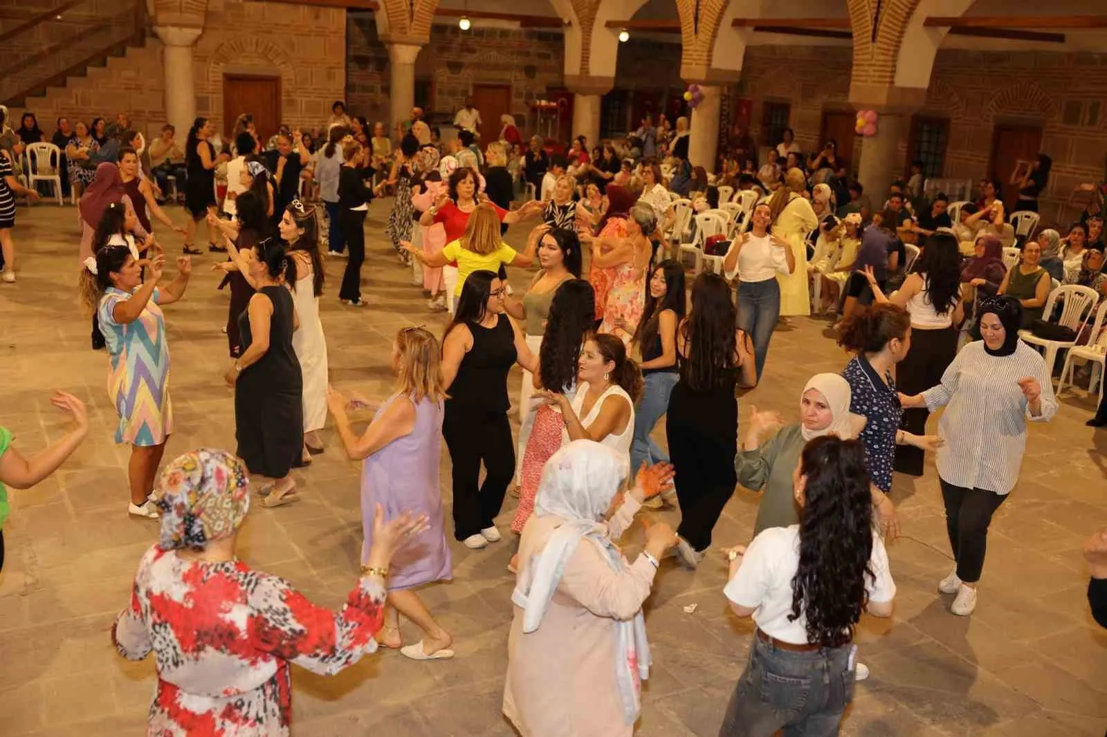 Manisa’da hafta sonu eğlencesi: Tarihi handa kadınlar matinesi rüzgarı esti