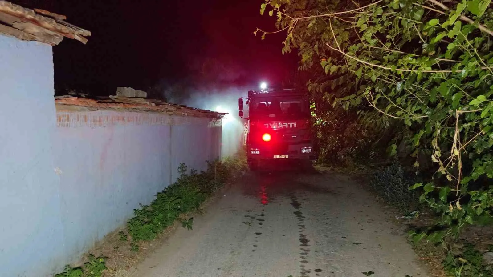 Nazilli'de alevler bahçeden eve sıçradı: İtfaiye ekipleri faciayı önledi