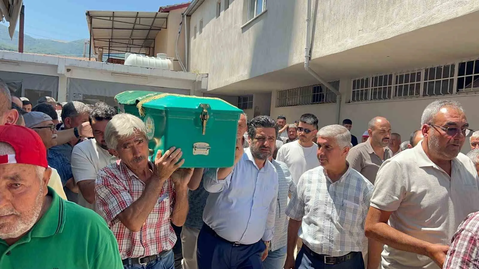 Manisa'daki kaza sonrası hüzünlü veda: İki can toprağa verildi