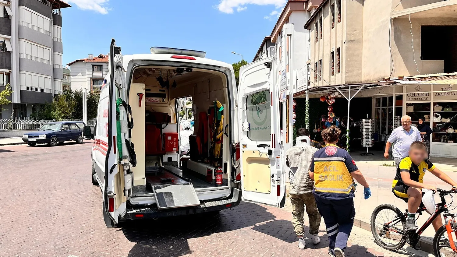 Kula’da kavşak kazası: İki kişi yaralandı