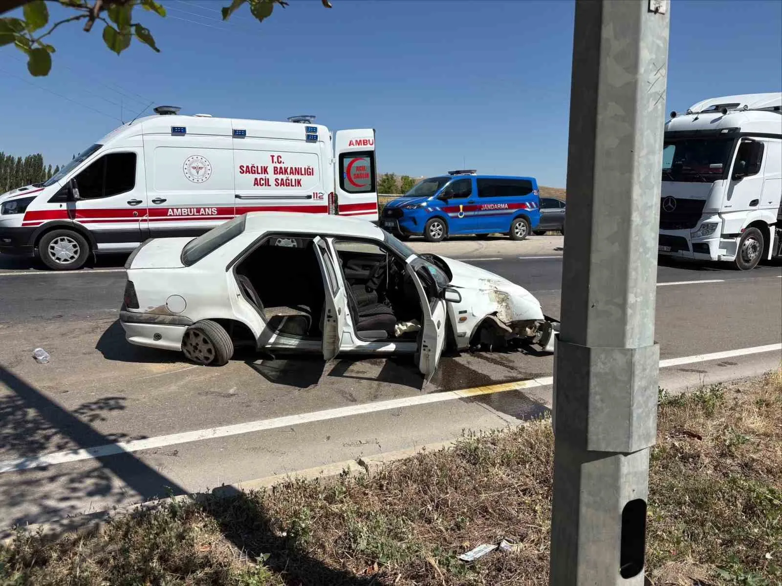 Afyonkarahisar'da kaza: Bariyerlere çarpan araçtaki 6 kişi hastanelik oldu