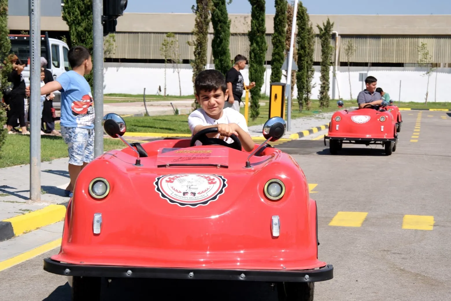 Menemen'de minik sürücüler direksiyon başında: Trafik bilinci oyunla öğreniliyor
