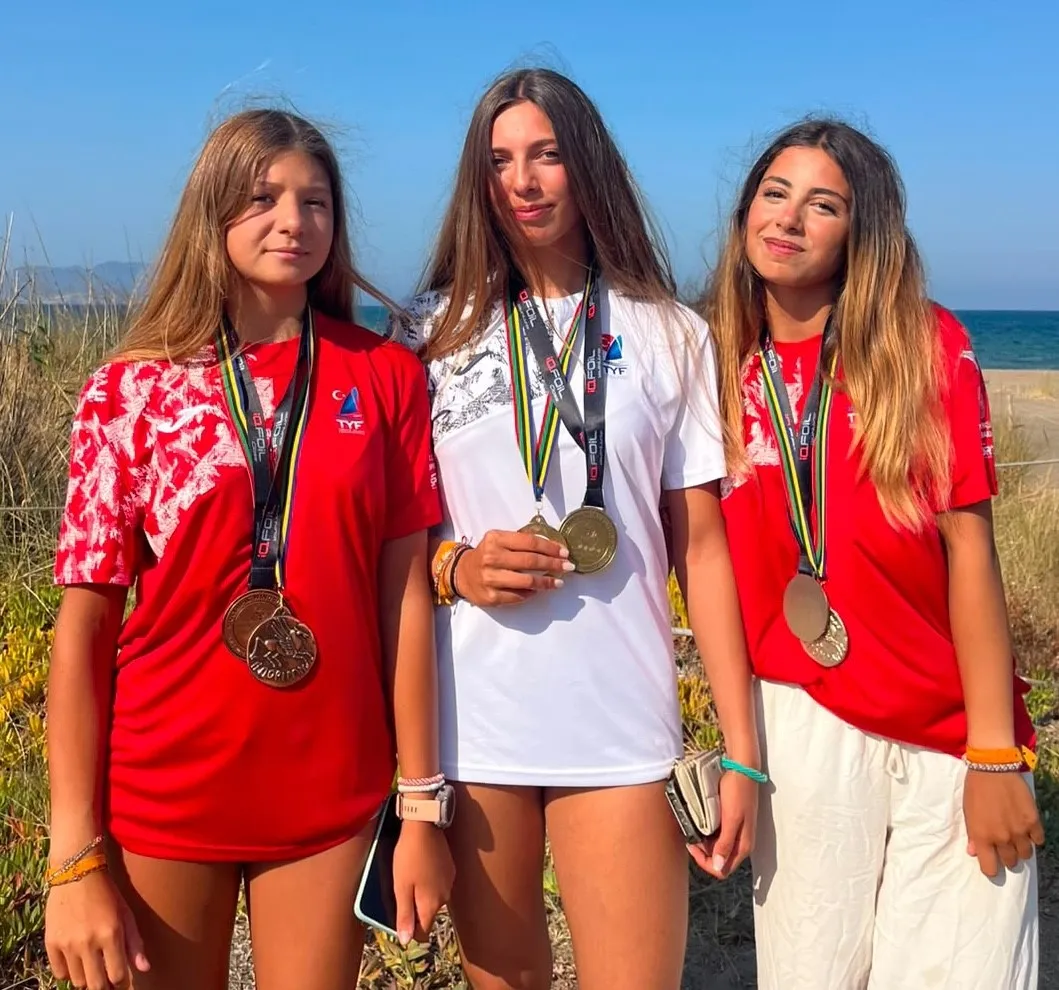 Rüzgarın çocukları İspanya’da tarih yazdı: İzmirli sporculardan çifte dünya şampiyonluğu