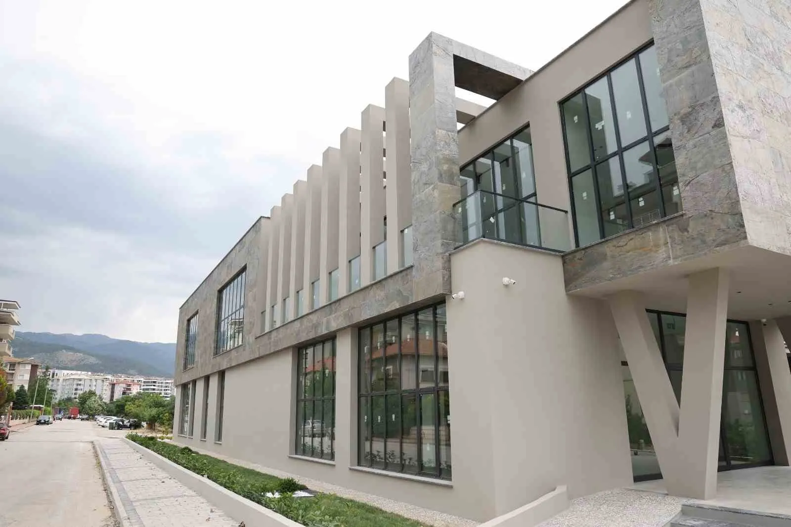Servergazi’de bilgi dolu günler başlıyor: Modern kütüphanede geri sayım sona erdi