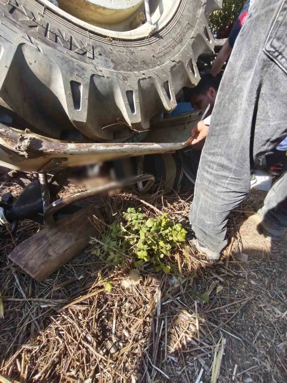 Traktör kazasında nefes kesen kurtarma: Ekipler saniyelerle yarıştı