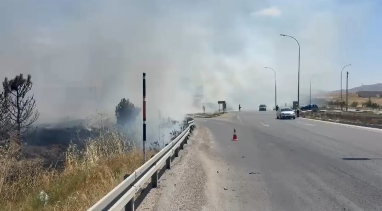 Emirdağ’da alevler trafiği kilitledi: İtfaiye ekipleri faciayı önledi
