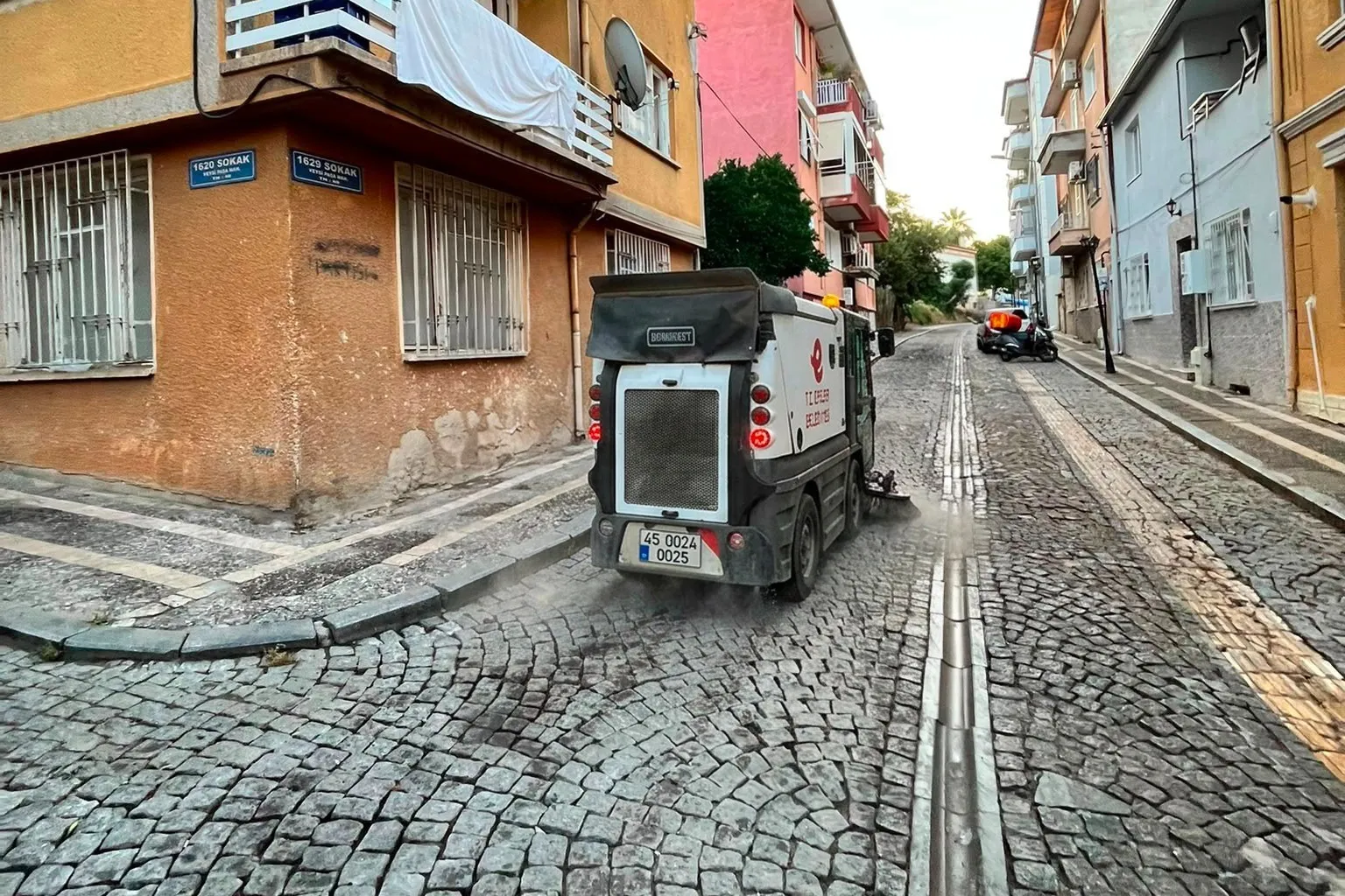 Efeler’de tarihi dokuya hijyen dokunuşu: Sokaklar yenilendi